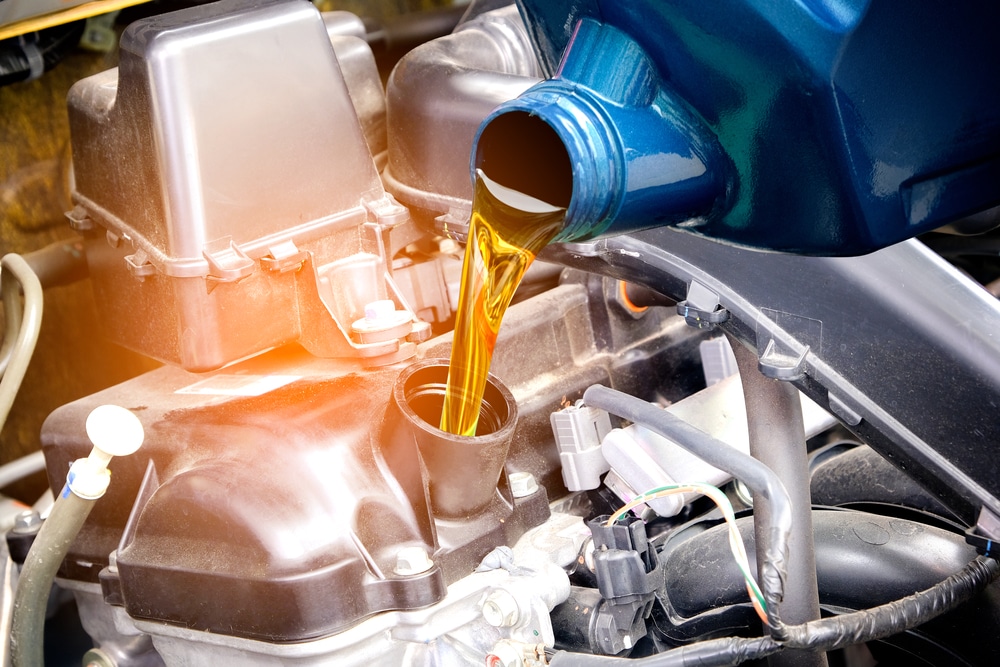 Refueling and pouring oil quality into the engine motor car Transmission and Maintenance Gear